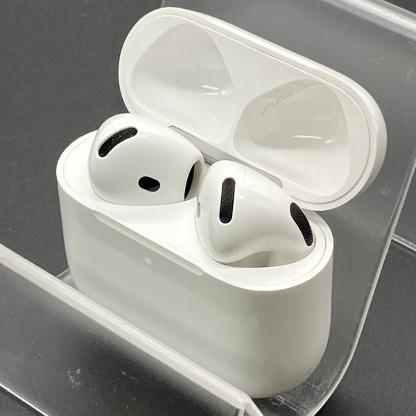 レ*ー様 中古　AirPods 4 動作確認済 Apple 【中古】AirPods 4 MXP93J/A（アクティブノイズキャンセリング