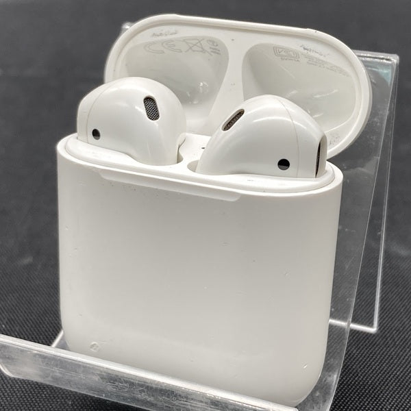 Apple 【中古】AirPods with Charging Case MV7N2J/A【秋葉原