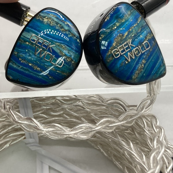 イヤホン GEEK WORD GK100 GEEK WOLD GK100 レビュー | 透明感のあるサウンドが特徴の有線