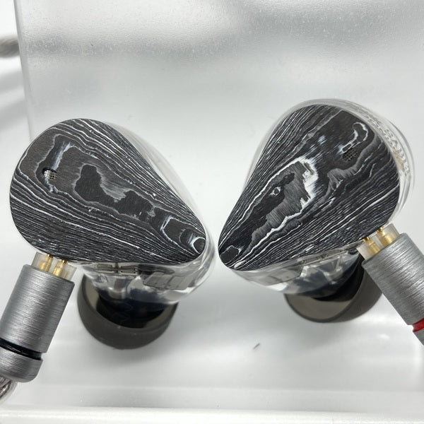 AKG-ЯR水月雨 DARK SABER MOONDROP 黒剣 棚からレビュー】 水月雨「MOONDROP DARK SABER」 8BA+2DD構成で