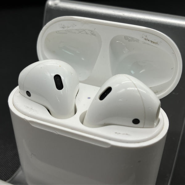 【中古】AirPods with Charging Case MV7N2J/A【秋葉原】