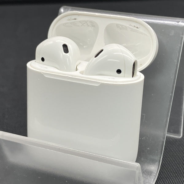 【中古】AirPods with Charging Case MV7N2J/A【秋葉原】