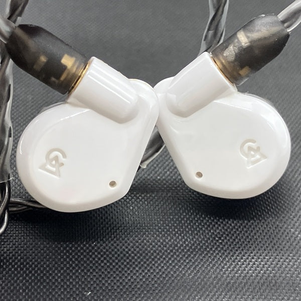 A*a様 未使用新品　Campfire Audio VEGA 2020 イヤホン Amazon.co.jp: Campfire Audio VEGA 2020 【CAM-5546】 有線