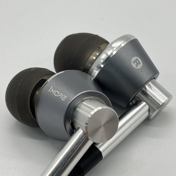 【中古】E1001 Triple-Driver In-Ear Headphones シルバー【日本橋】