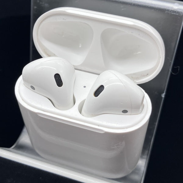 【中古】AirPods with Charging Case MV7N2J/A【秋葉原】