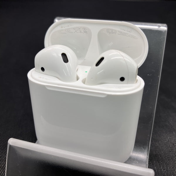 【中古】AirPods with Charging Case MV7N2J/A【日本橋】