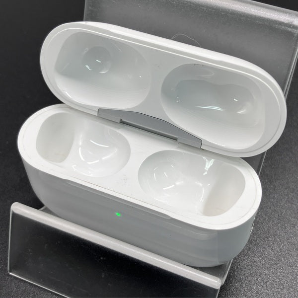 AirPods pro 第二世代　Type-C充電　中古　少し傷あり　正規品 AirPods pro 第二世代 Type-C充電 中古 少し傷あり 正規品