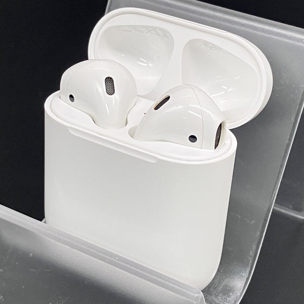 【中古】AirPods with Charging Case MV7N2J/A【秋葉原】