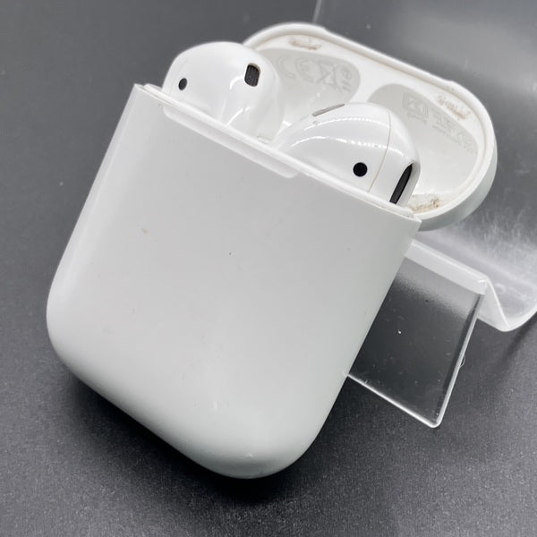 中古AirPods Apple 【中古】AirPods with Charging Case MV7N2J/A【秋葉原】 – e