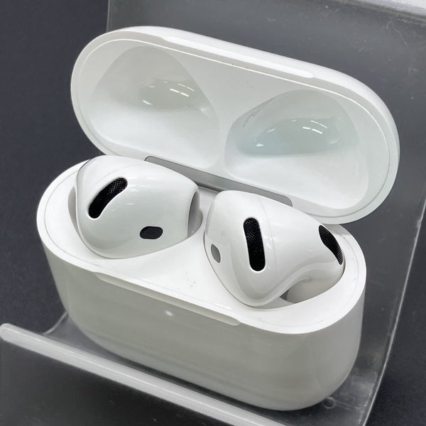 レ*ー様 中古　AirPods 4 動作確認済 Apple 【中古】AirPods 4 MXP93J/A（アクティブノイズキャンセリング