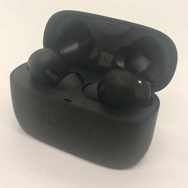 Sudio E2 クリーム (専用ケース、ワイヤレス充電器付き) - イヤフォン