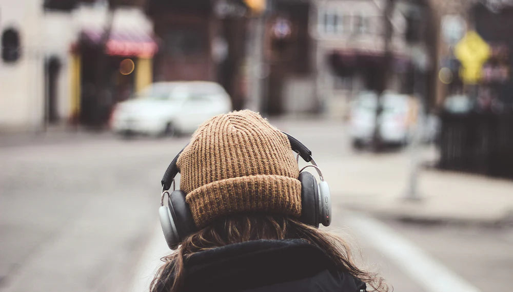 【SNSで話題】ファッション性抜群のおしゃれでかわいいヘッドホン特集のバナー - ニット帽をかぶった人物がヘッドホンを装着している様子