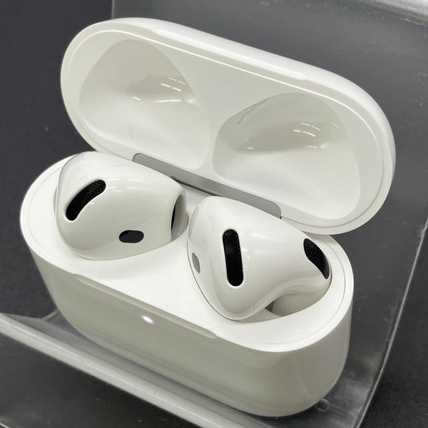 【中古】AirPods 4 MXP93J/A（アクティブノイズキャンセリング搭載）【秋葉原】