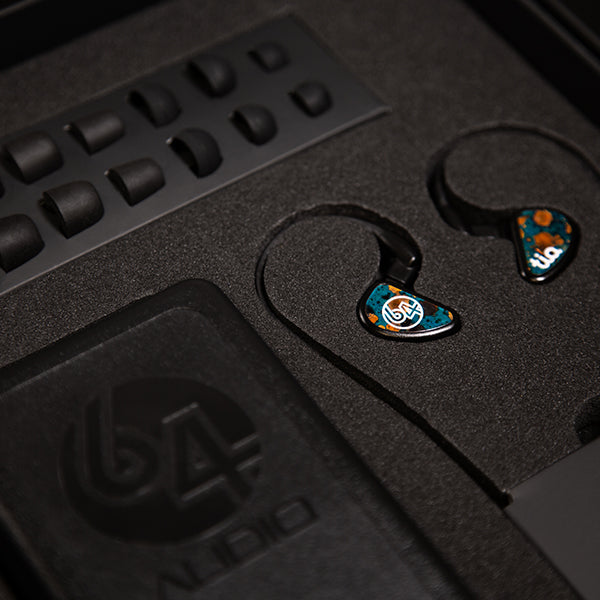 Paris　64audio  NOIR 左側 64 AUDIO、特別な筐体やチューニングを施した約42万円の限定