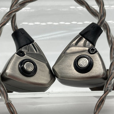 【中古】TITAN S グレー【秋葉原】