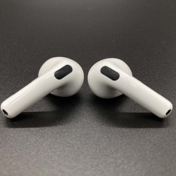 【中古】AirPods 4 MXP93J/A（アクティブノイズキャンセリング搭載）【秋葉原】