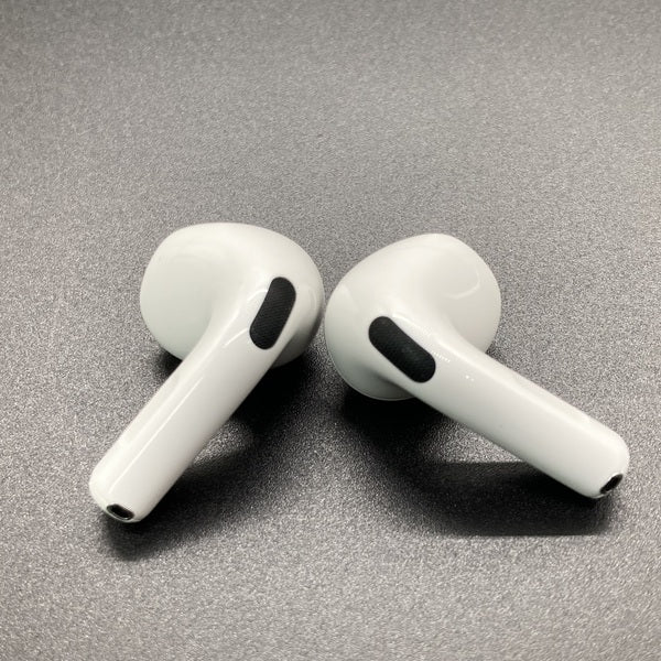 【中古】AirPods 4 MXP93J/A（アクティブノイズキャンセリング搭載）【秋葉原】