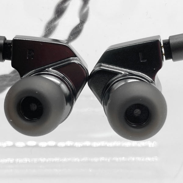 最終価格ORIVETI オリベッティ bleqk Dynabird 有線イヤホン ORIVETI bleqk Dynabird」 クールなブラックデザインにバランス