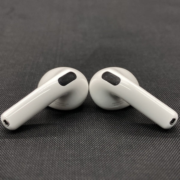 【中古】AirPods 4 MXP93J/A（アクティブノイズキャンセリング搭載）【秋葉原】