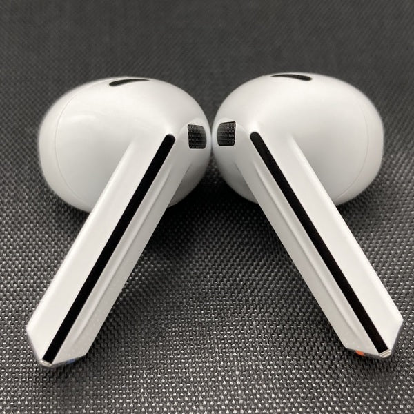 【中古】Galaxy Buds3 ホワイト 【SM-R530NZWAXJP】【秋葉原】