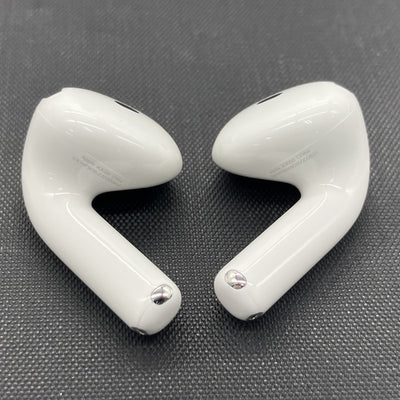 【中古】AirPods 4 MXP93J/A（アクティブノイズキャンセリング搭載）【秋葉原】