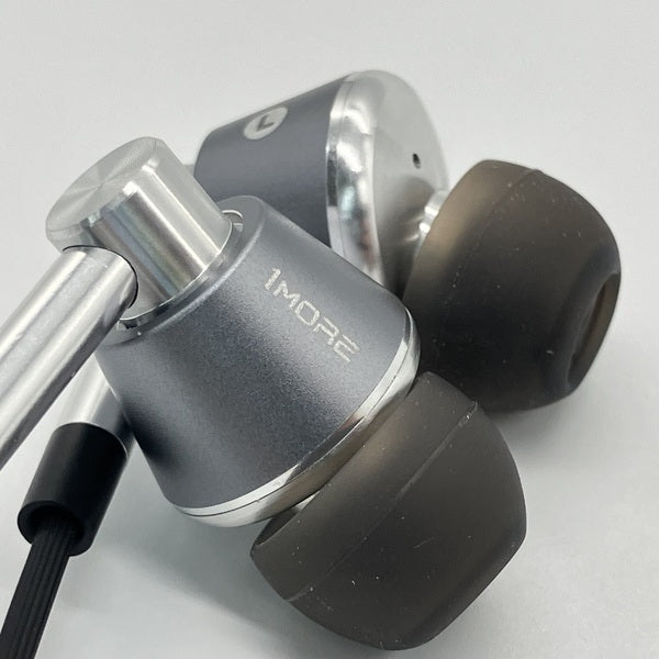 【中古】E1001 Triple-Driver In-Ear Headphones シルバー【日本橋】