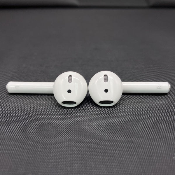 Apple 【中古】AirPods with Charging Case MV7N2J/A【秋葉原