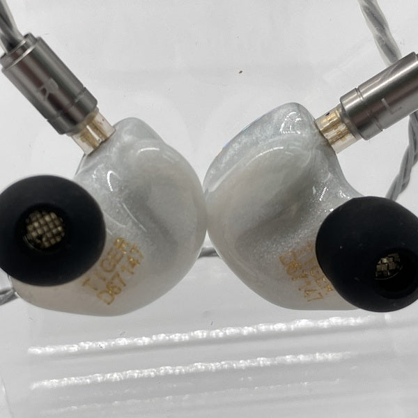 qdc White Tiger 有線イヤホン qdc WHITE TIGER レビュー | 明瞭なサウンドで軽量な装着感の