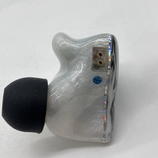 qdc White Tiger 有線イヤホン qdc WHITE TIGER レビュー | 明瞭なサウンドで軽量な装着感の有線イヤホン