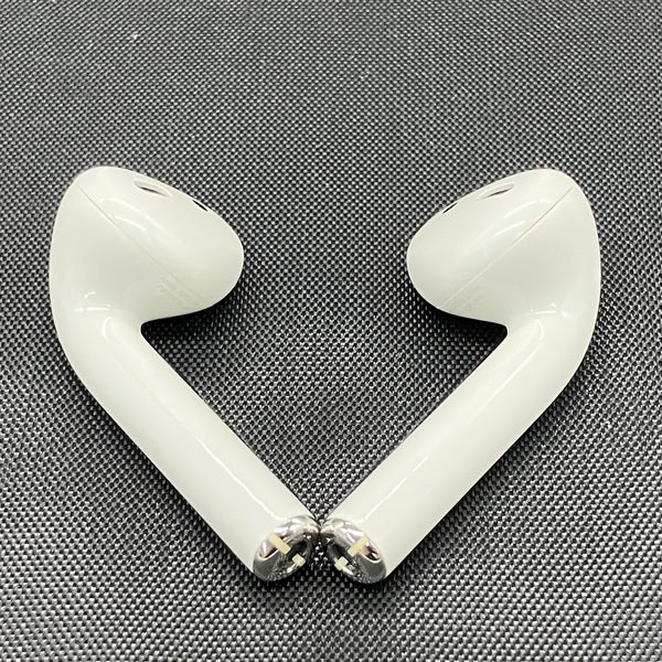 【中古】AirPods with Charging Case MV7N2J/A【秋葉原】