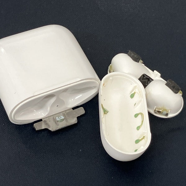 ［中古］Apple AirPods 本体 充電ケース付き Apple AirPods 第三世代 充電ケースのみ A2897 USED品 ライト二