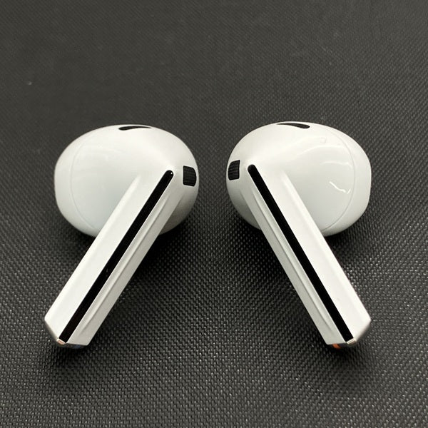 【中古】Galaxy Buds3 ホワイト 【SM-R530NZWAXJP】【日本橋】