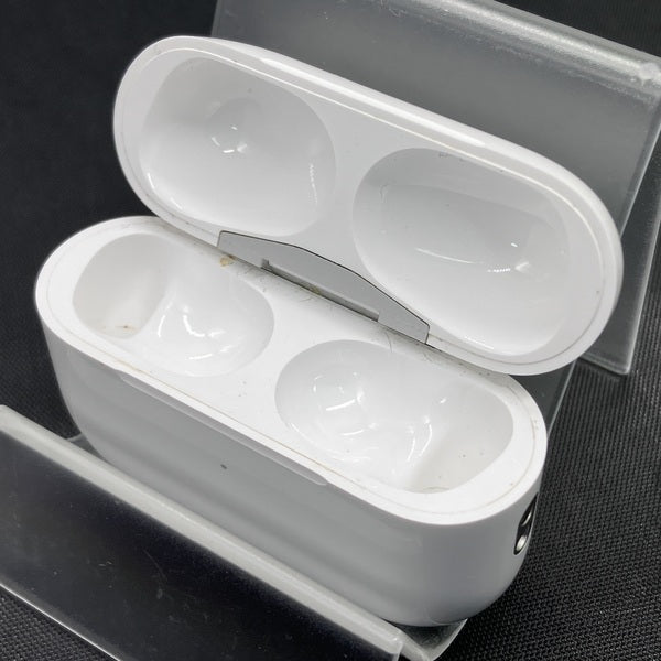 AirPods Pro 第2世代 (usb-c) イヤホン新品　ケース中古 Apple 【中古】AirPods Pro (第2世代) MagSafe充電ケース(USB-C