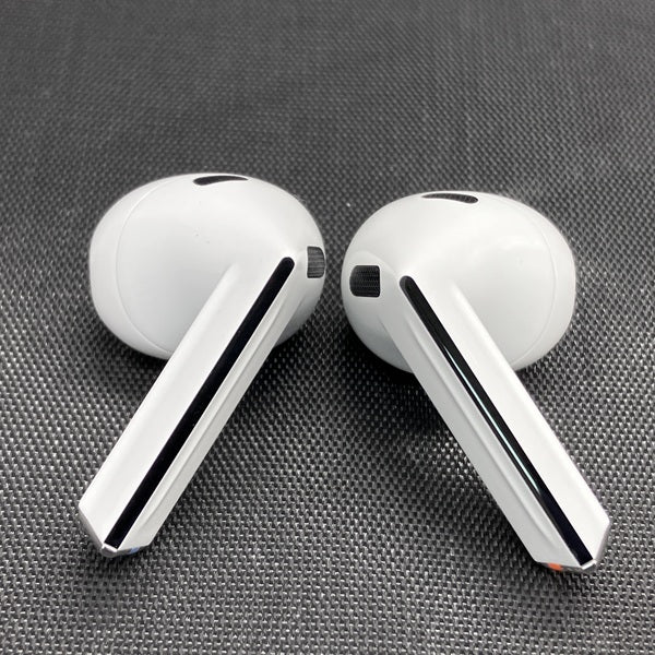 【中古】Galaxy Buds3 ホワイト 【SM-R530NZWAXJP】【秋葉原】