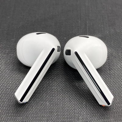 【中古】Galaxy Buds3 ホワイト 【SM-R530NZWAXJP】【秋葉原】