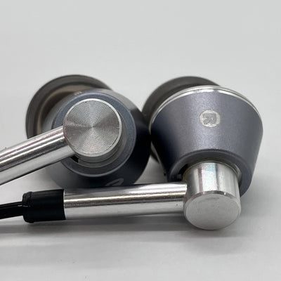 【中古】E1001 Triple-Driver In-Ear Headphones シルバー【秋葉原】