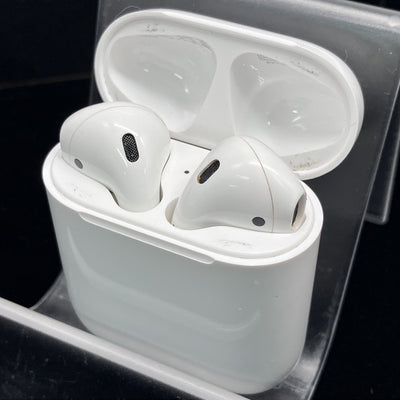 【中古】AirPods with Charging Case MV7N2J/A【秋葉原】