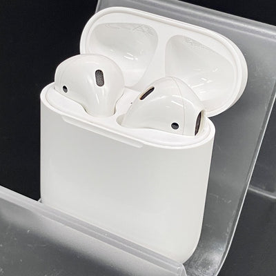 【中古】AirPods with Charging Case MV7N2J/A【秋葉原】