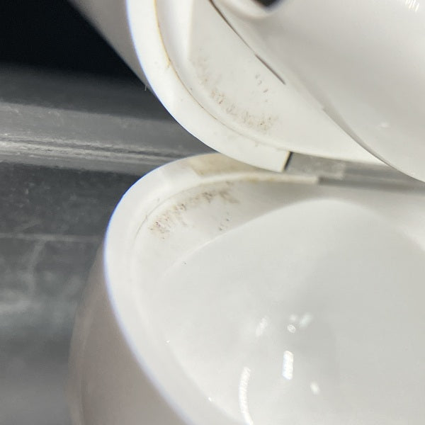 【中古】AirPods with Charging Case MV7N2J/A【秋葉原】