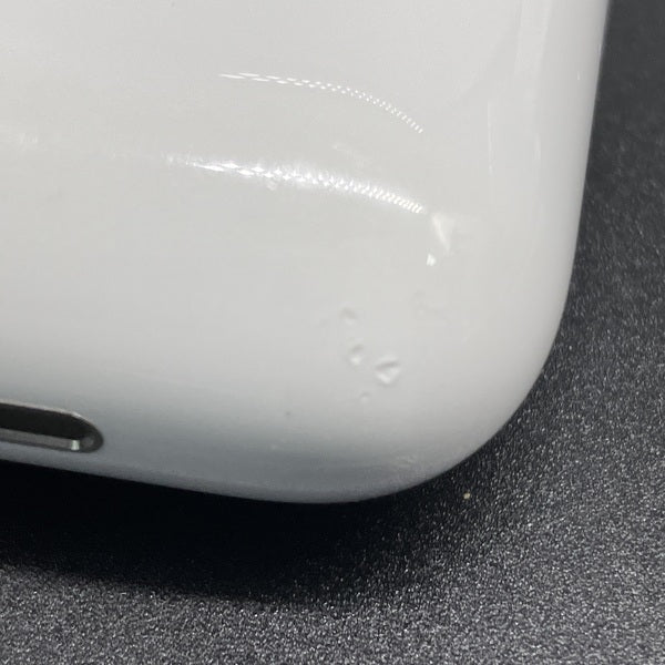 AirPods本体 ホワイト 充電ケース付き中古 AirPods第1世代 本体 ホワイト 充電ケース付き - メルカリ