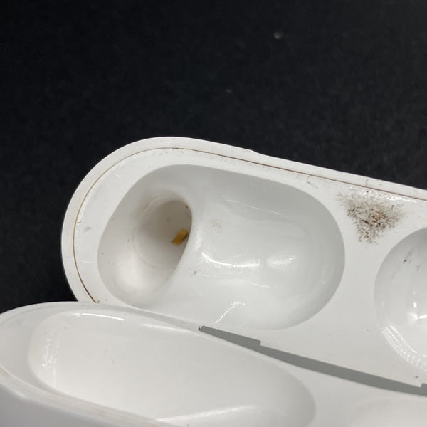 AirPods Pro(第2世代)Lightning【中古・本体、充電ケース】 Apple 【中古】AirPods Pro (第2世代) 充電ケース (Lightning)【秋葉原