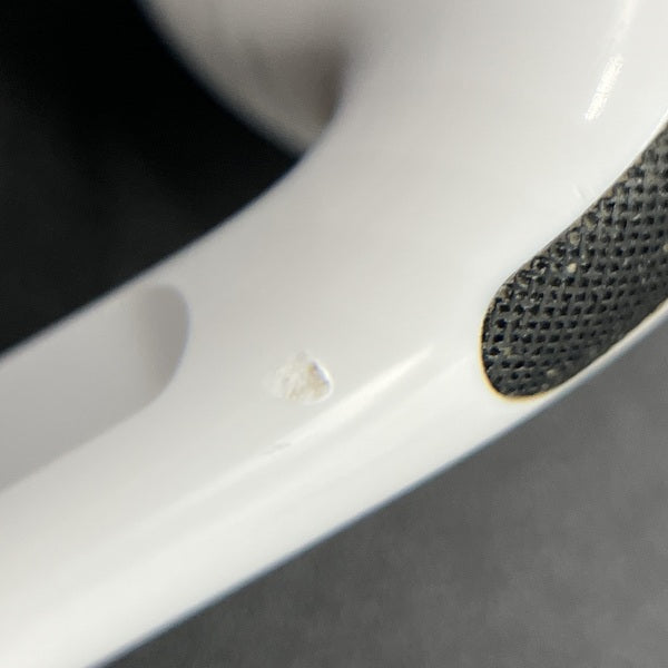 【中古】MagSafe充電ケース(USB-C)付きAirPods Pro(第2世代) MTJV3JA【秋葉原】