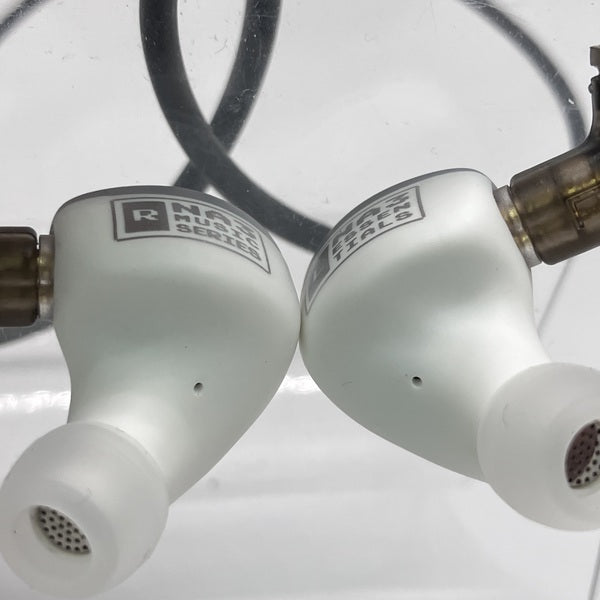 【中古】NA3 Essentials グレー&ホワイト【日本橋】