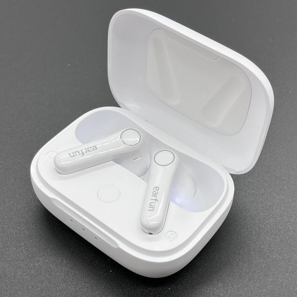 【中古】Air Pro 4 - Glossy White【秋葉原】