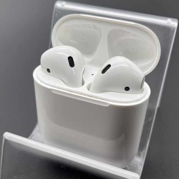 【中古】AirPods with Charging Case MV7N2J/A【秋葉原】