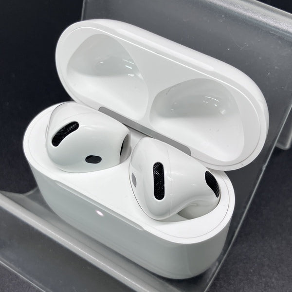 【中古】AirPods 4 MXP93J/A（アクティブノイズキャンセリング搭載）【秋葉原】