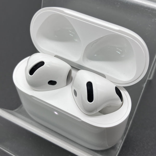 【中古】AirPods 4 MXP93J/A（アクティブノイズキャンセリング搭載）【秋葉原】