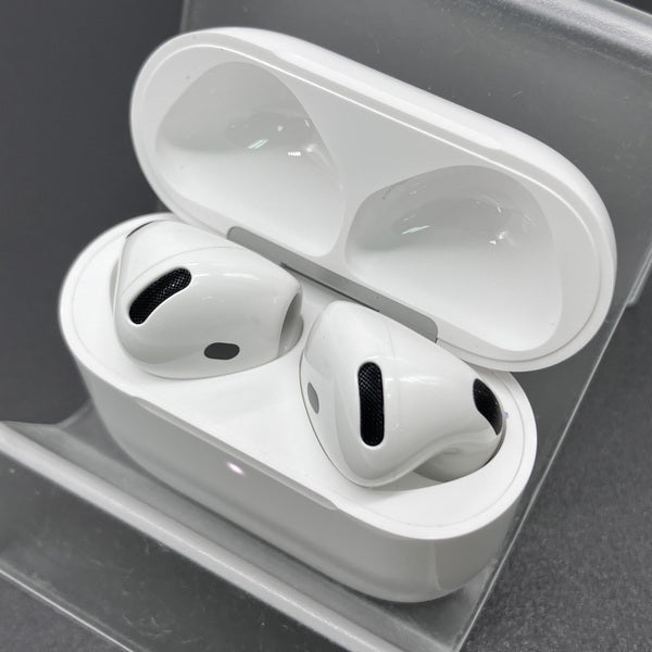 【中古】AirPods 4 MXP93J/A（アクティブノイズキャンセリング搭載）【秋葉原】