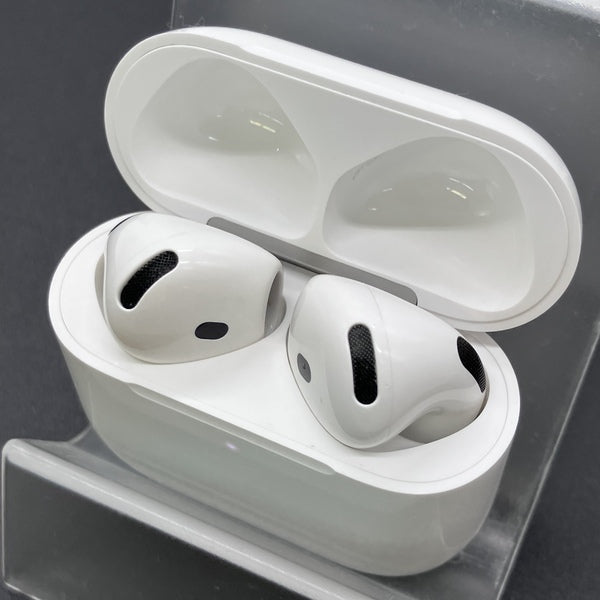 【中古】AirPods 4 MXP93J/A（アクティブノイズキャンセリング搭載）【秋葉原】
